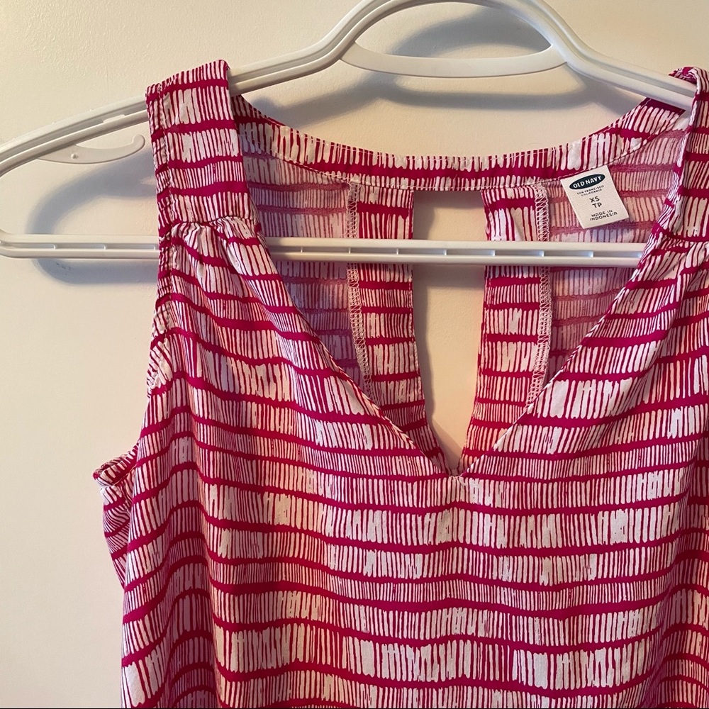 🛍3 for $25🛍 NWOT Old Navy Pink & White Sleeveless Top